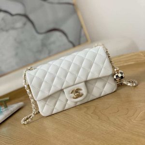 xubag.ru-chanel-a01113-flap-handbag-classic-bag-white-lambskin-gold-with-ball-001