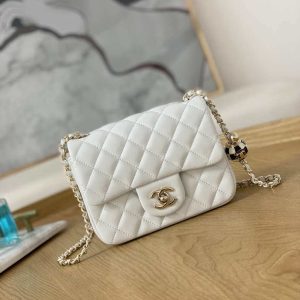 xubag.ru-chanel-a35200-mini-flap-bag-18cm-lambskin-white-1116-with-ball-001