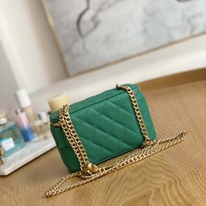 xubag.ru-chanel-a68130-vanity-with-chain-grained-calfskin-gold-green-001