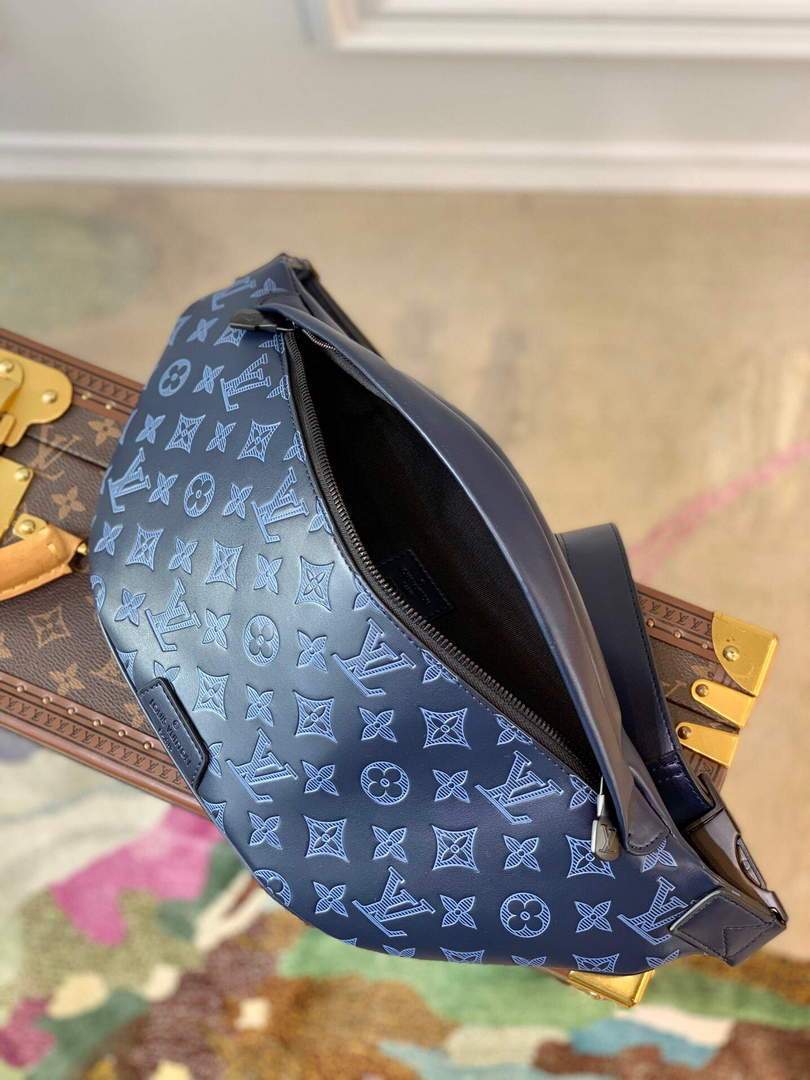 LV M45729 Louis Vuitton Discovery Bumbag PM Navy Blue - luxibagsmall