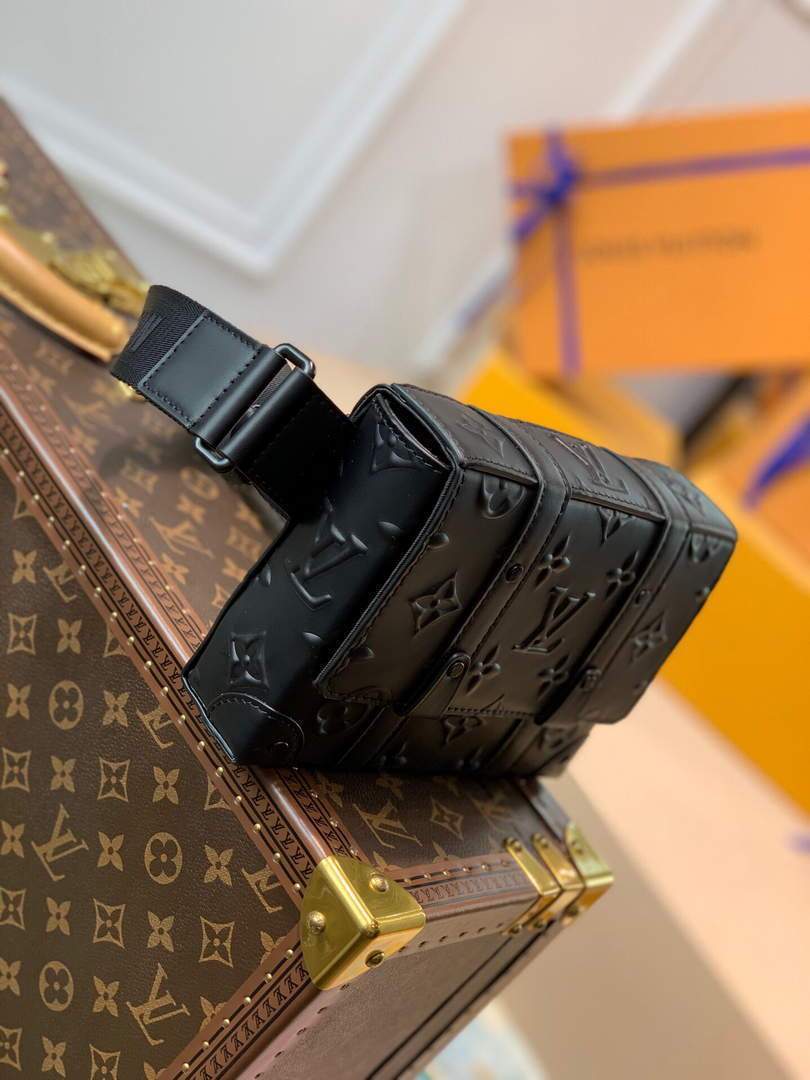 LV M57952 Louis Vuitton Trunk Slingbag Black - luxibagsmall