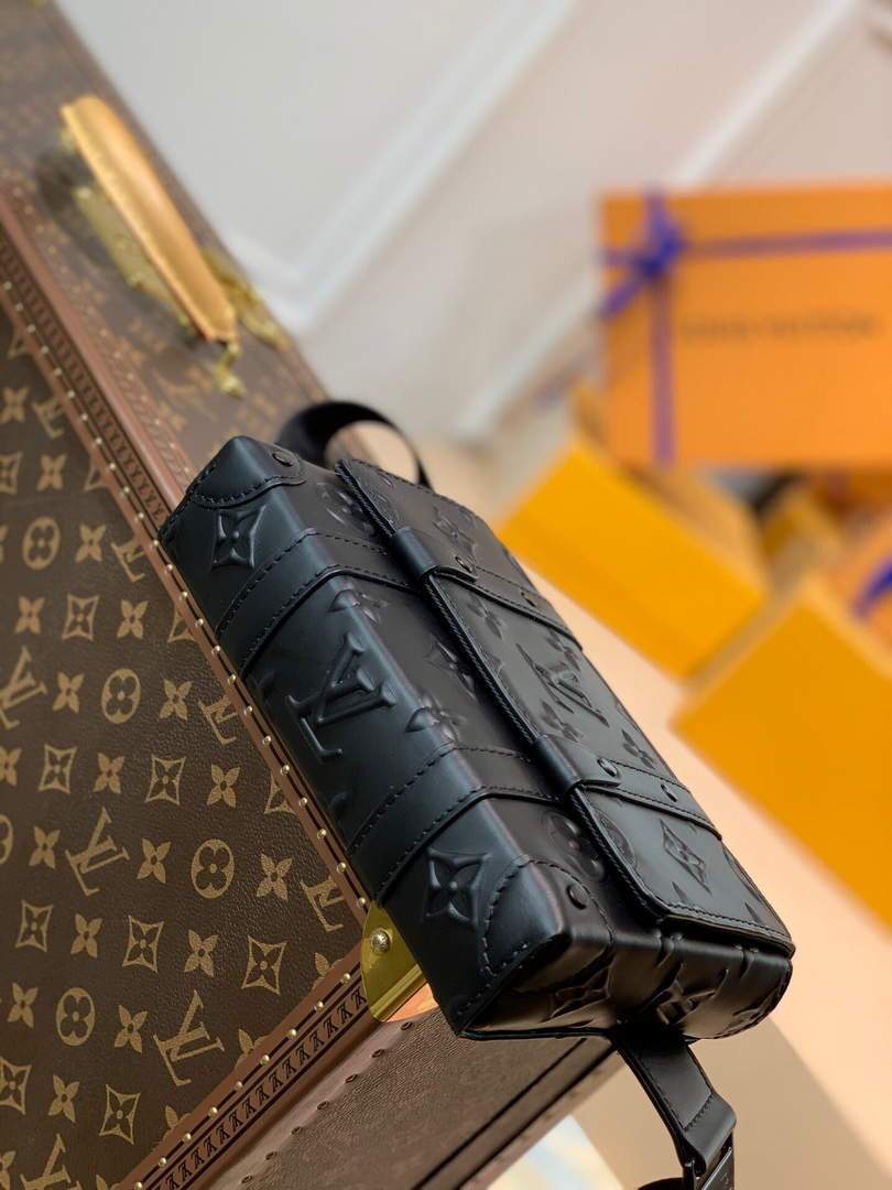 LV M57952 Louis Vuitton Trunk Slingbag Black - luxibagsmall