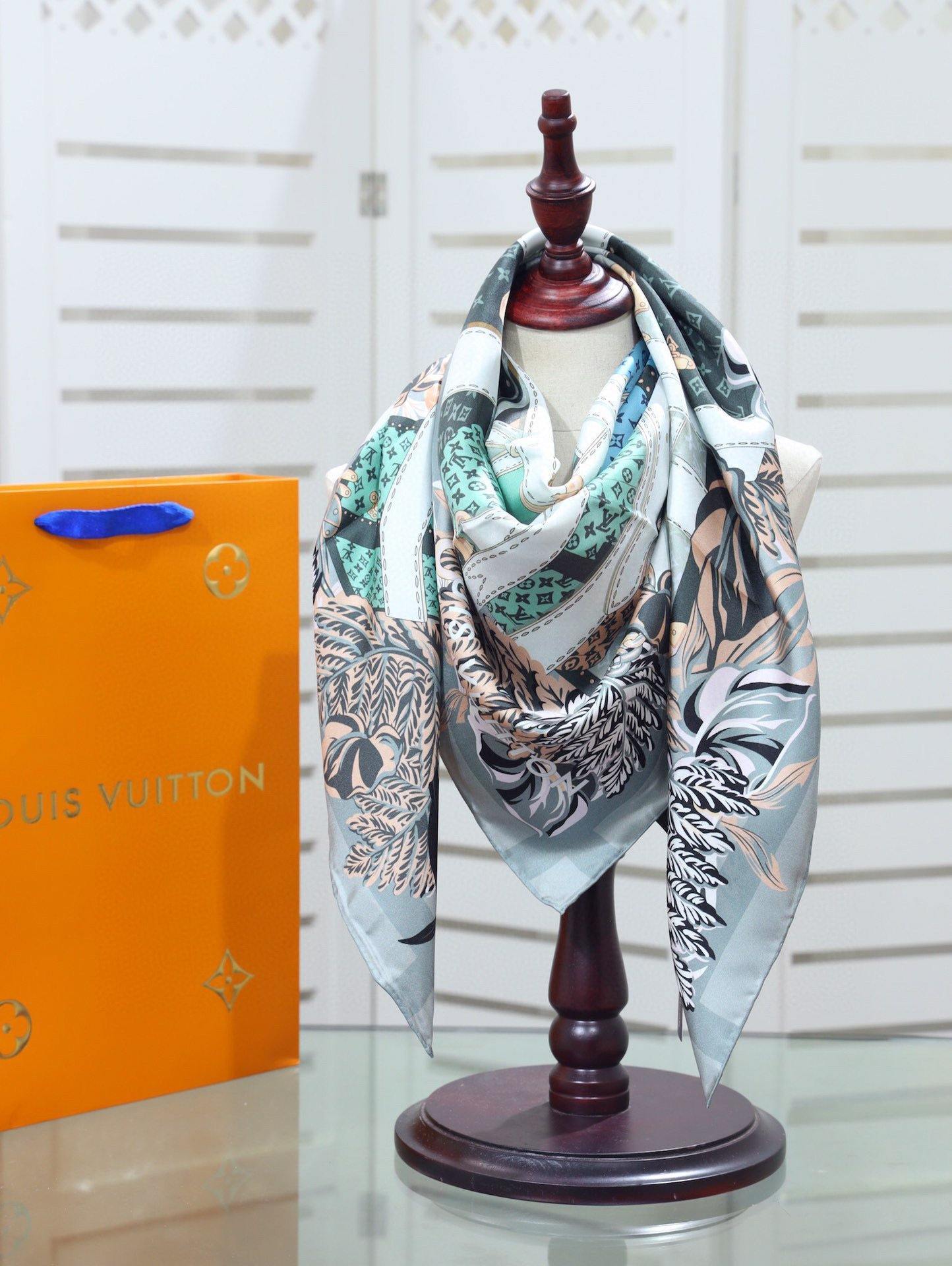 LV Scarves Louis Vuitton Monogram Shawl Scarf M78679 - Voguebags