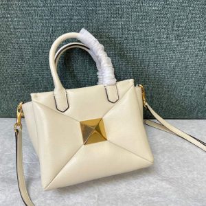 xubag.ru-valentino-small-one-stud-nappa-handbag-in-lambskin-v1186-01