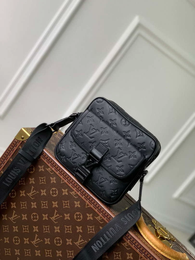 Louis Vuitton LV M12516 TGetaway Messenger Monogram Shadow